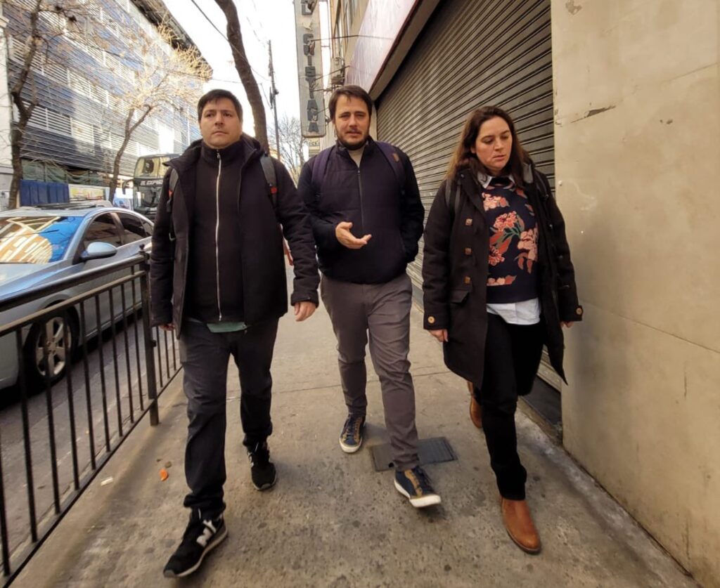 El legislador Reyes visitó el barrio de Balvanera y habló con vecinos