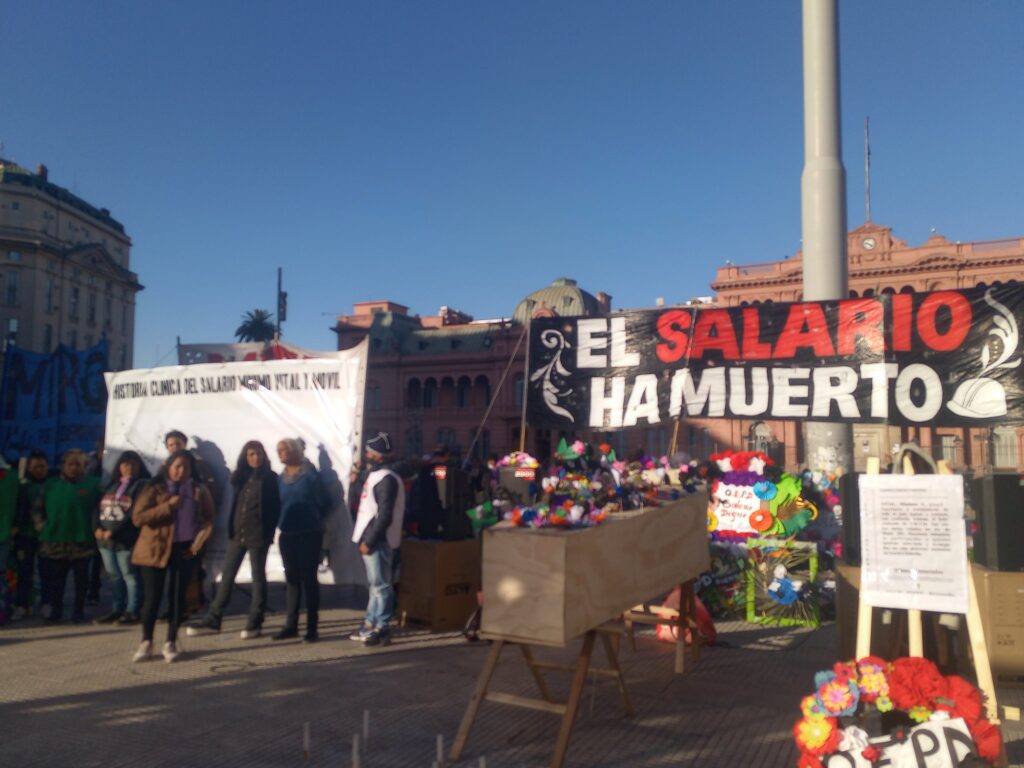 Movimientos sociales “velaron” al salario mínimo en Plaza de Mayo y lo enterrarán frente al Ministerio de Trabajo