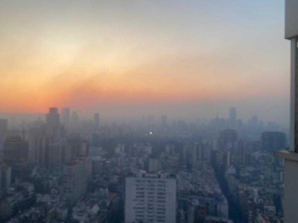 Vuelven a reportar humo y olor intenso en CABA por la quema de pastizales