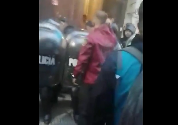 La Policía de la Ciudad intentó desalojar a unas 20 familias de un inmueble en Larrea al 800