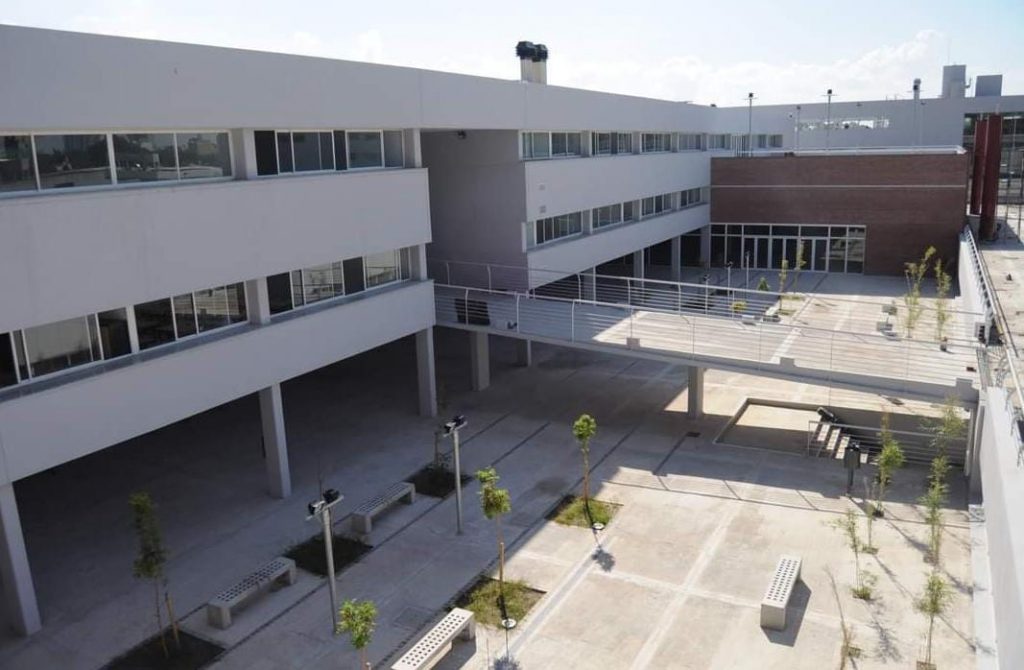 Estudiantes del Esnaola se suman al paro y la movilización frente a la Jefatura porteña