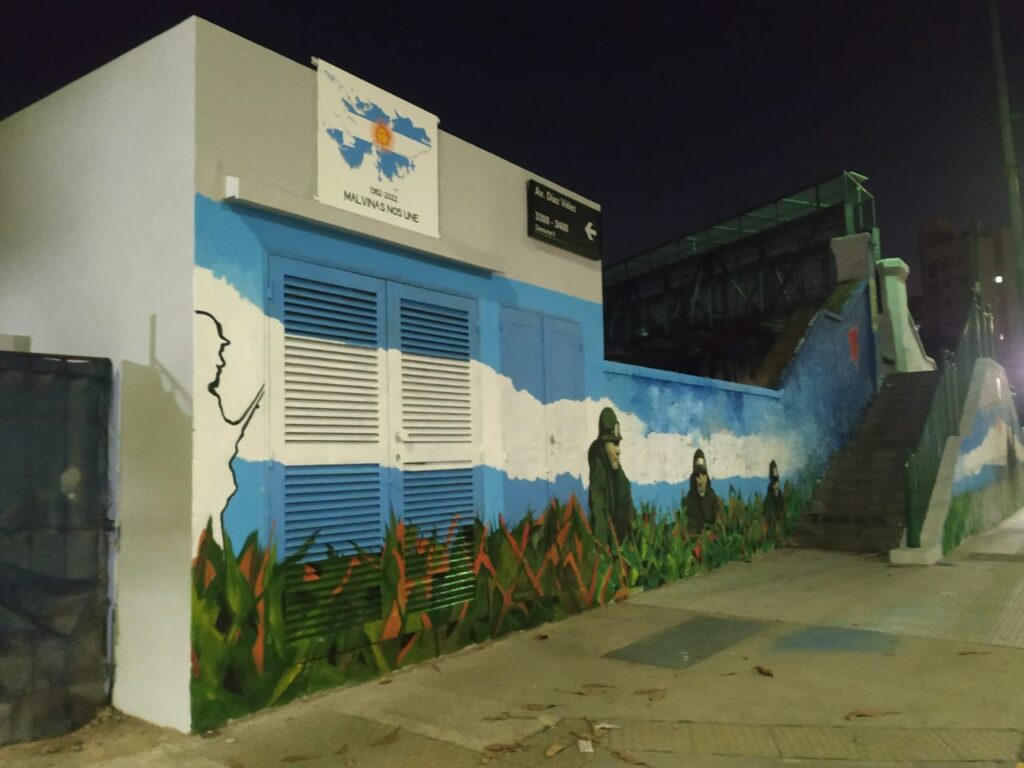 “Malvinas nos une”: vecinos colocaron una placa en el Parque de la Estación y pintaron murales en el puente de Bustamante