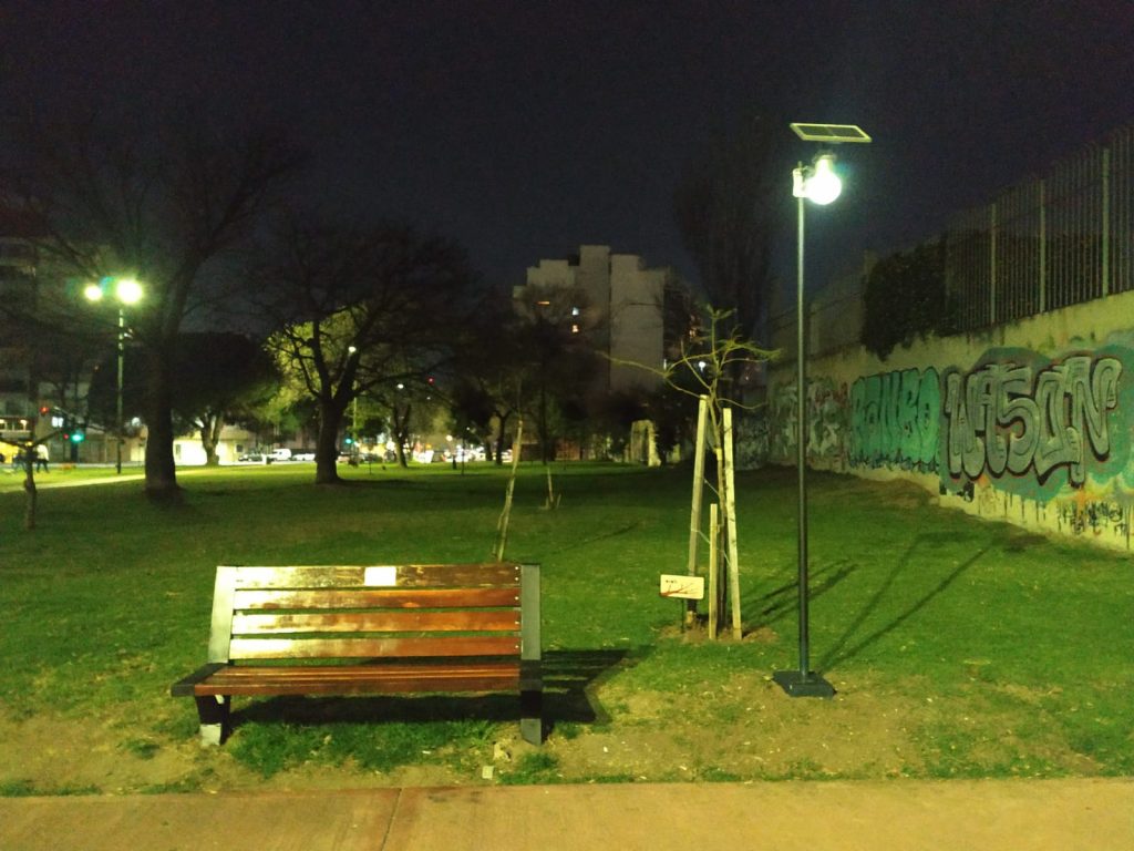 Instalaron un farol junto al banco que recuerda a Nina, vecina de Saavedra fallecida a los dos años de edad