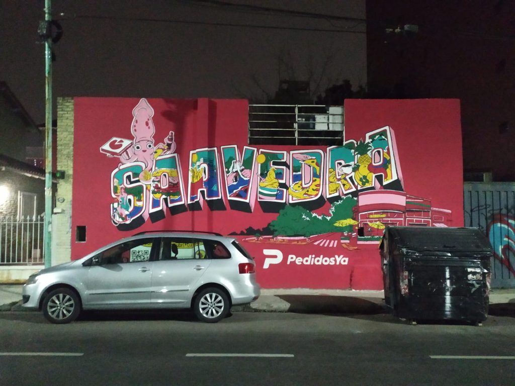 Los efímeros murales en Donado y Larralde: Pedidos Ya fijó una publicidad con alegorías al barrio