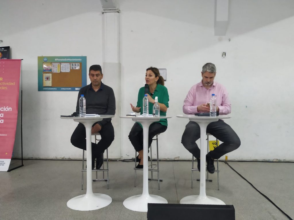 Reunidos en Villa Cerini, vecinos le pidieron a Soledad Acuña ampliar el jardín del Parque Saavedra