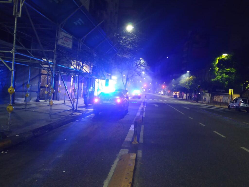 Once: incendiaron un contenedor de basura en Corrientes y Pueyrredón y el humo se sintió en varias cuadras a la redonda