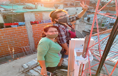 Las mujeres instalan red de wifi propia en Villa 20