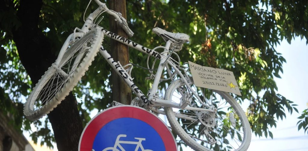 Colocarán una Bicicleta Blanca en Balbín y Monroe en memoria del ciclista atropellado