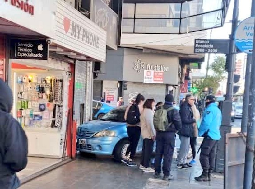 Metrobús Cabildo: tres heridos al chocar un colectivo y un auto, que terminó en la vereda