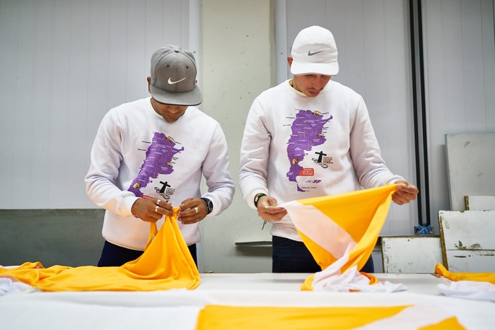 La Cooperativa Textil San Cayetano emplea a personas sin techo para hacer las mantas del Operativo Frío