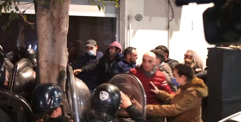 Tensión en Recoleta: protestas a favor y en contra, disturbios y al menos un detenido frente a lo de Cristina Kirchner