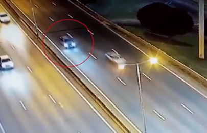 Chocó de frente a una camioneta en la avenida General Paz no tenía registro