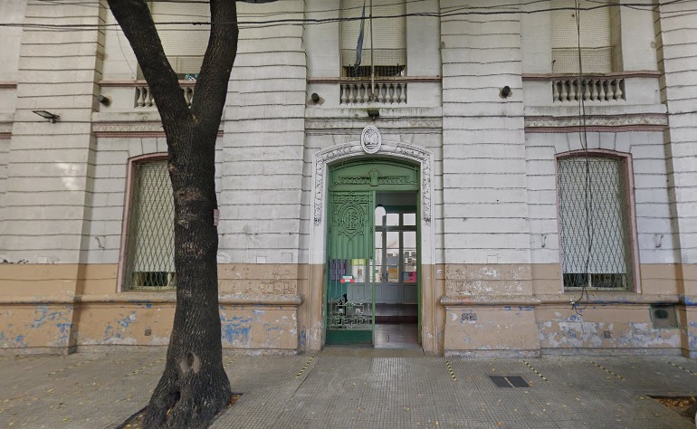 Disponen el traslado de una escuela media dentro del barrio de La Boca