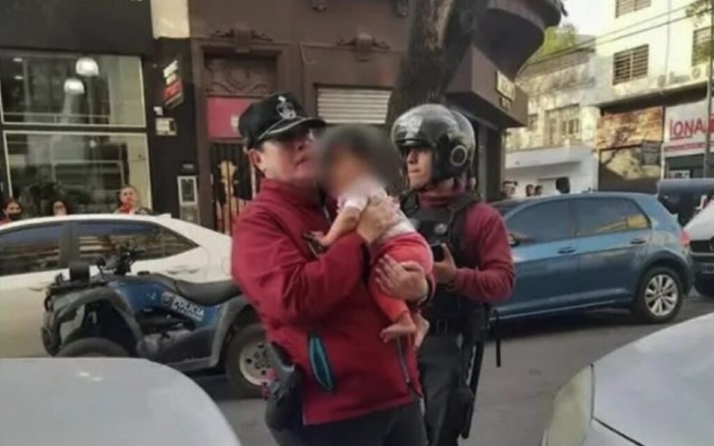 La Policía rescató a una bebé encerrada en una auto en el barrio de Flores