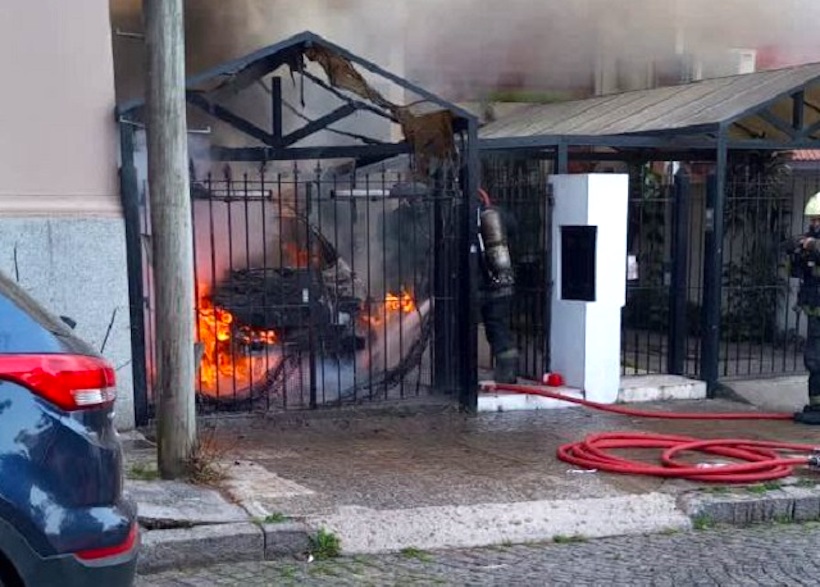 Se incendió un auto en el garage de una vivienda de Pico al 3200