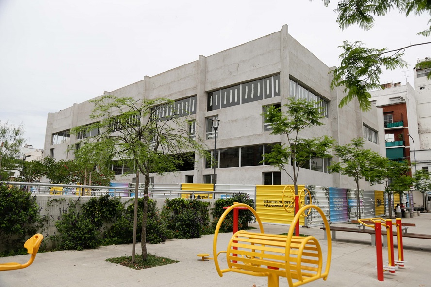 Balvanera: una familia quiere ingresar a su hija al jardín de la Manzana 66 con un reloj inteligente para registrar las clases