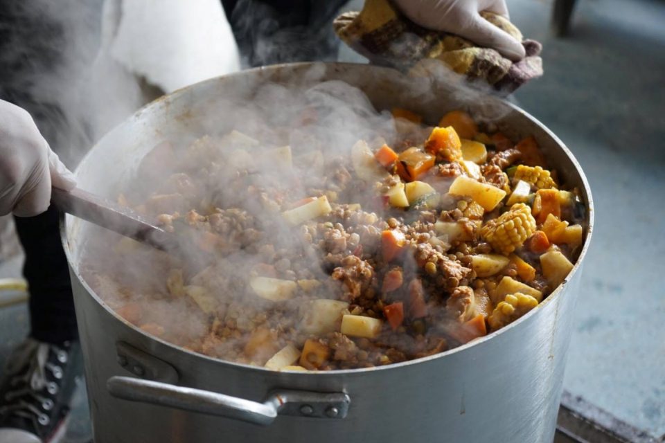 El Ateneo Florentina Gómez Miranda realiza una olla popular semanal para ayudar a los vecinos