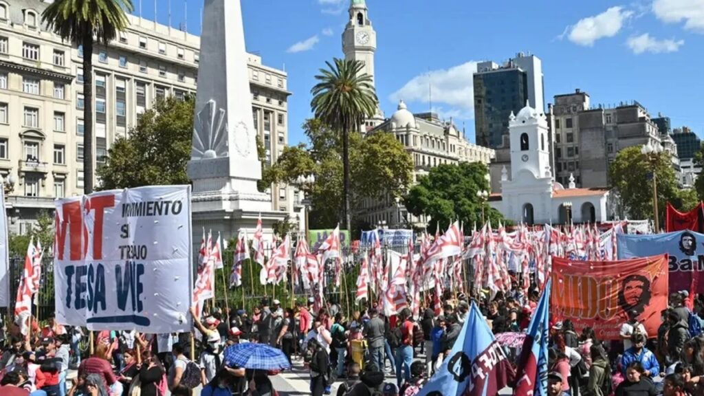 La CGT marchará por el centro porteño en apoyo a Casa Rosada y los piqueteros van a Plaza de Mayo por más ayuda social