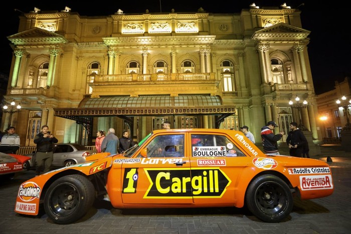 Por los 85 años del Turismo Carretera, 12 autos recorrieron el centro porteño y hubo un acto en el Teatro Colón