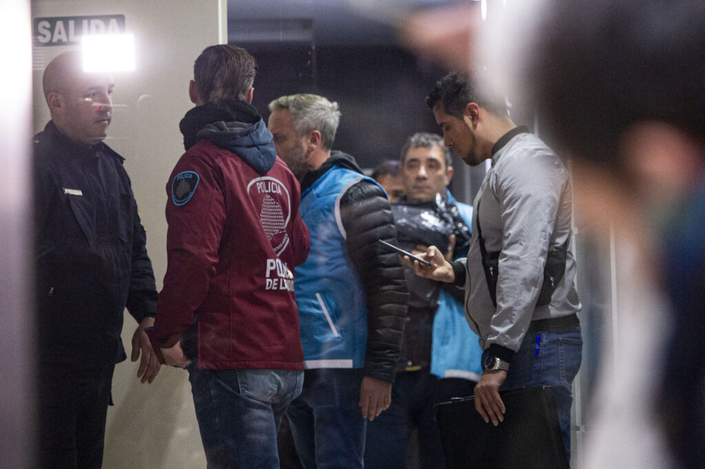 Allanaron una oficina en Belgrano y una sucursal del BBVA en el microcentro por el doble crimen de Vicente López