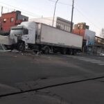 Chocan un colectivo y un camión en Mataderos