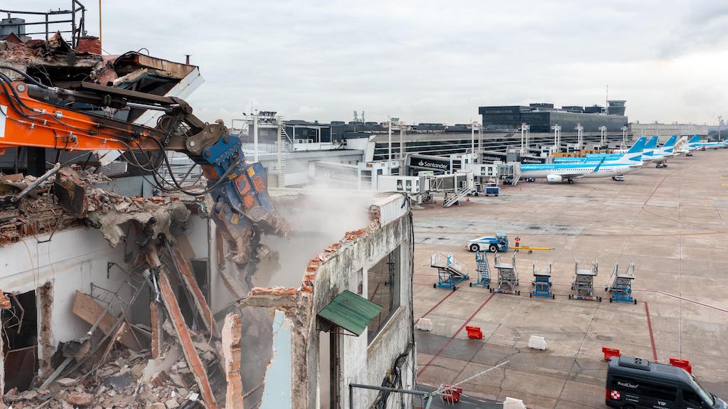 Demolieron la vieja torre de control y avanzan obras para modernizar Aeroparque