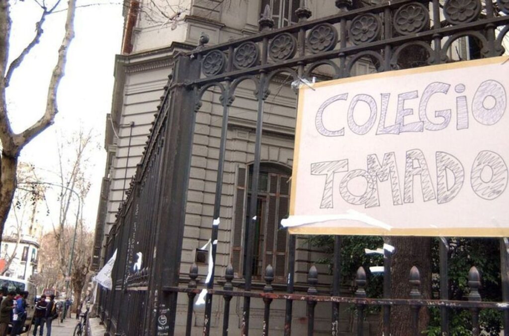 Toma de escuelas: El Gobierno de la ciudad envía policías a las casas de los estudiantes