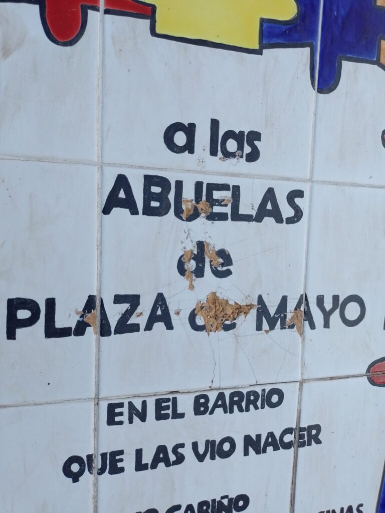 Vandalizaron la placa en homenaje a Abuelas de Plaza de Mayo del Parque de la Estación