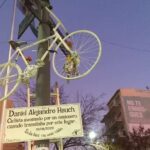 Colocaron una Bicicleta Blanca en Balbín y Monroe en memoria de un ciclista atropellado