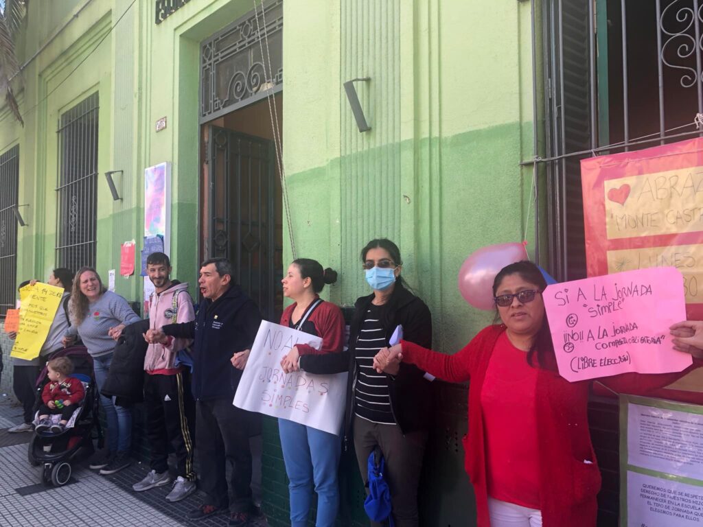 Monte Castro: abrazo a una escuela contra la decisión de transformar las jornadas simples en completas