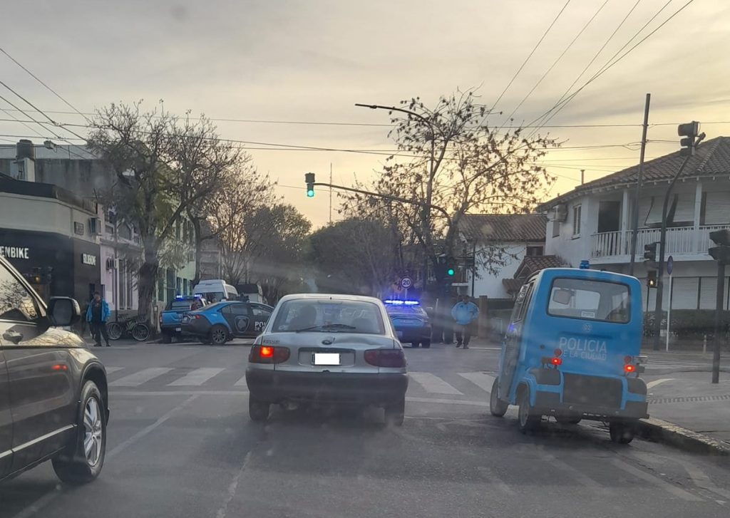 Operativo policial y corte de tránsito en Larralde y Ceretti por una amenaza de bomba