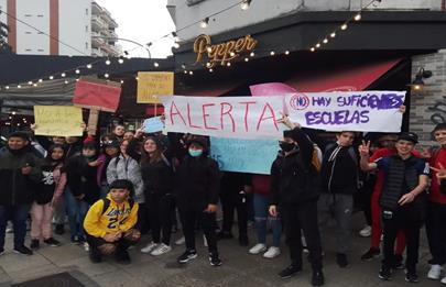 Estudiantes de Mataderos se movilizaron por el centro del barrio