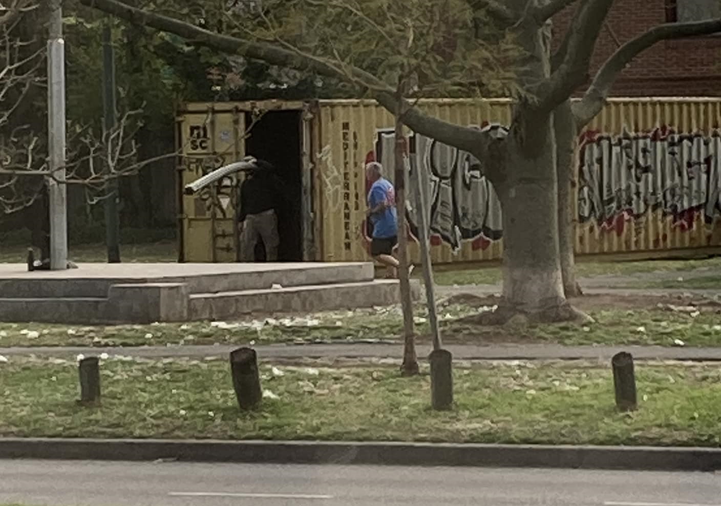 La Comuna 12 instala un sistema de riego automático en el Parque Lineal Roberto Goyeneche