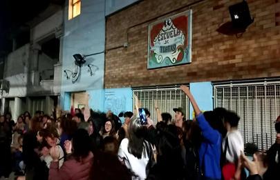 Red educativa de la comuna 9 y comuneros acompañaron el pernoctazo en escuela de teatro