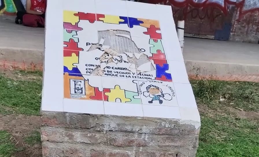 Parque de la Estación: volvieron a romper la placa en homenaje a Abuelas de Plaza de Mayo, la segunda vez en menos de un mes
