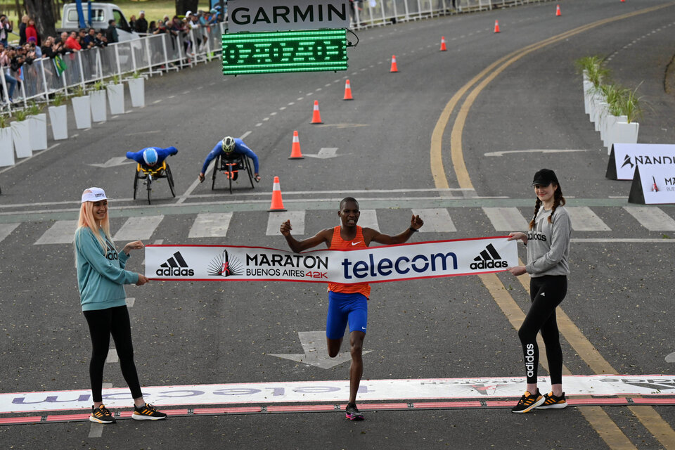 Keniatas dueños de la maratón porteña