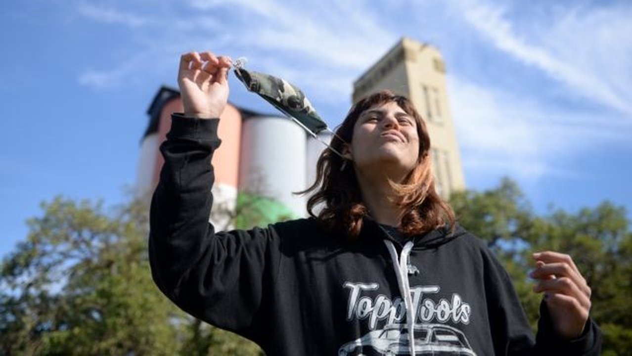 En Argentina, llegó el momento de decir chau al barbijo y su uso ya no es obligatorio.