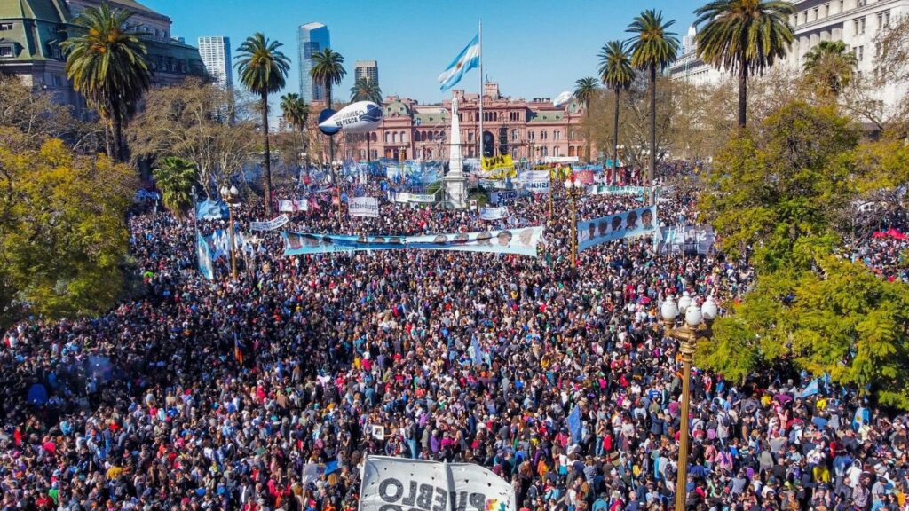 Miles de personas llenan la Plaza de Mayo “en defensa de la democracia” y apoyo a Cristina Kirchner