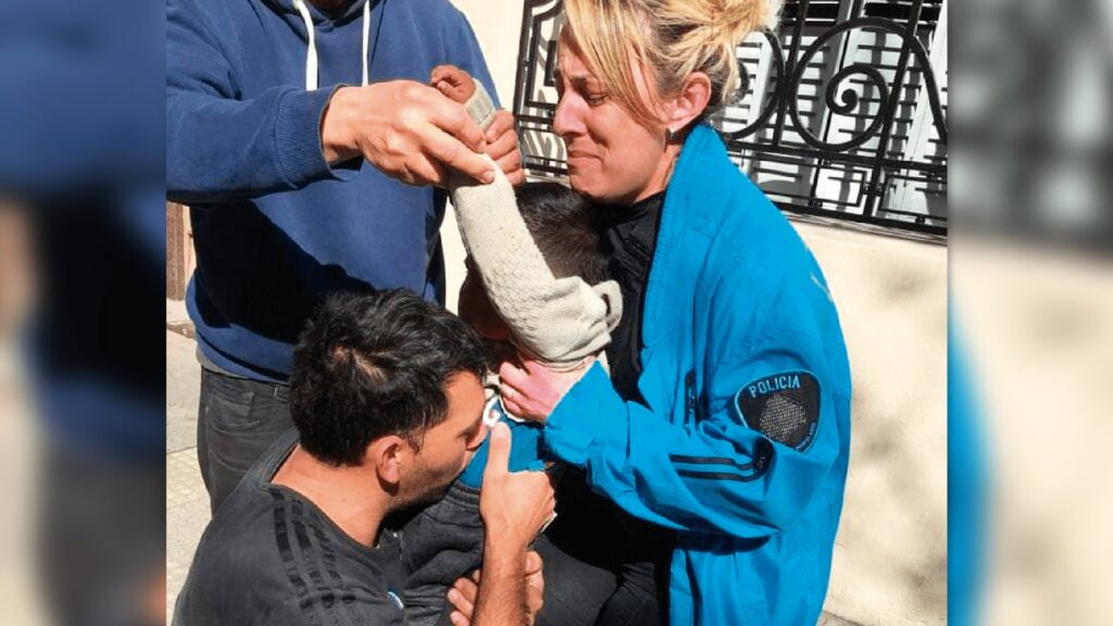 Balvanera: una policía porteña salvó a un niño al practicarle maniobras de RCP