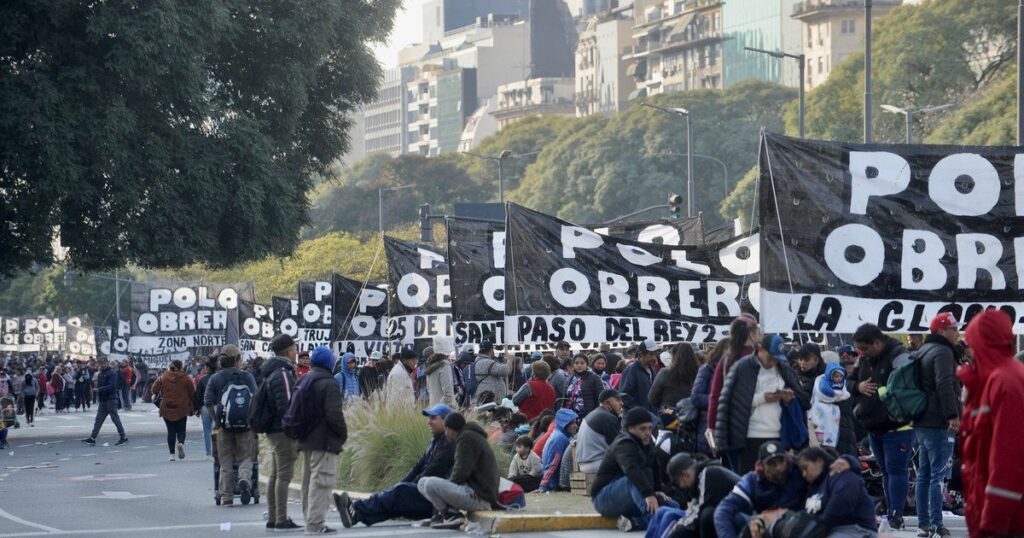 Piqueteros bloquearon el Puente Pueyrredón y marcharon al centro porteño por un bono de $20.000