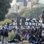 Piqueteros bloquearon el Puente Pueyrredón y marcharon al centro porteño por un bono de $20.000