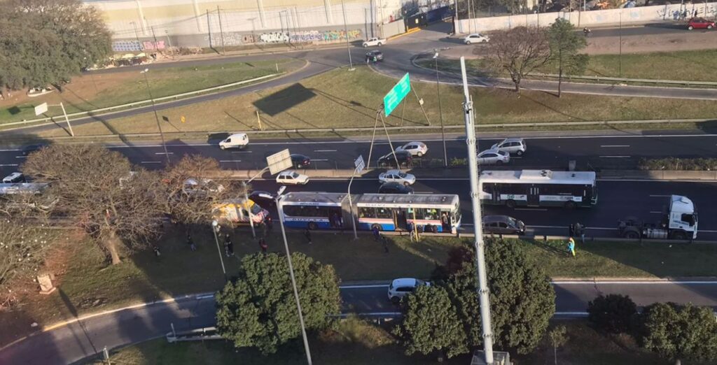 Villa Lugano: triple choque en la autopista Dellepiane termina con 16 heridos y traslados en helicóptero