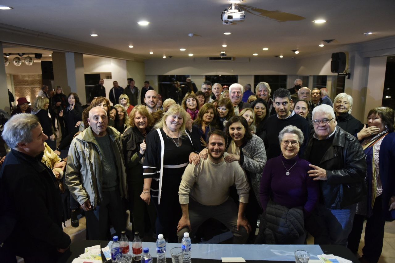 Hernán Reyes y Paula Oliveto charlaron con vecinos de Saavedra en el Club Sirio Libanés