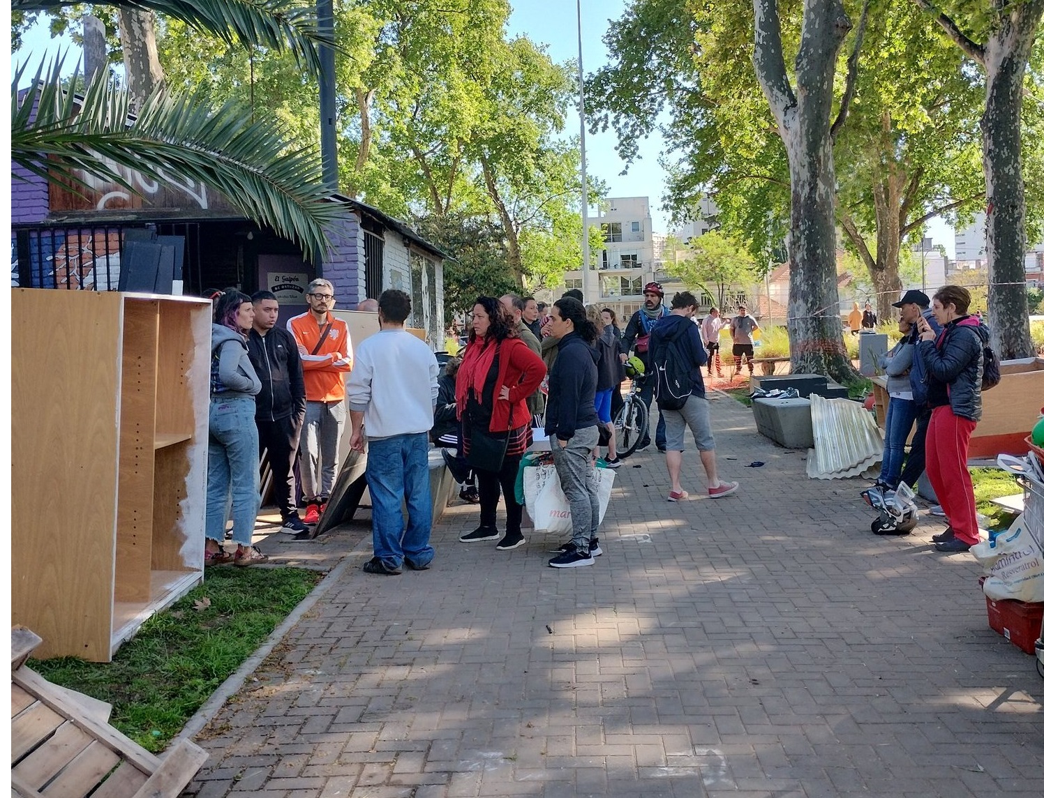 El GCBA intenta desalojar y demoler el Galpón de Ortúzar de la Plaza 25 de Agosto