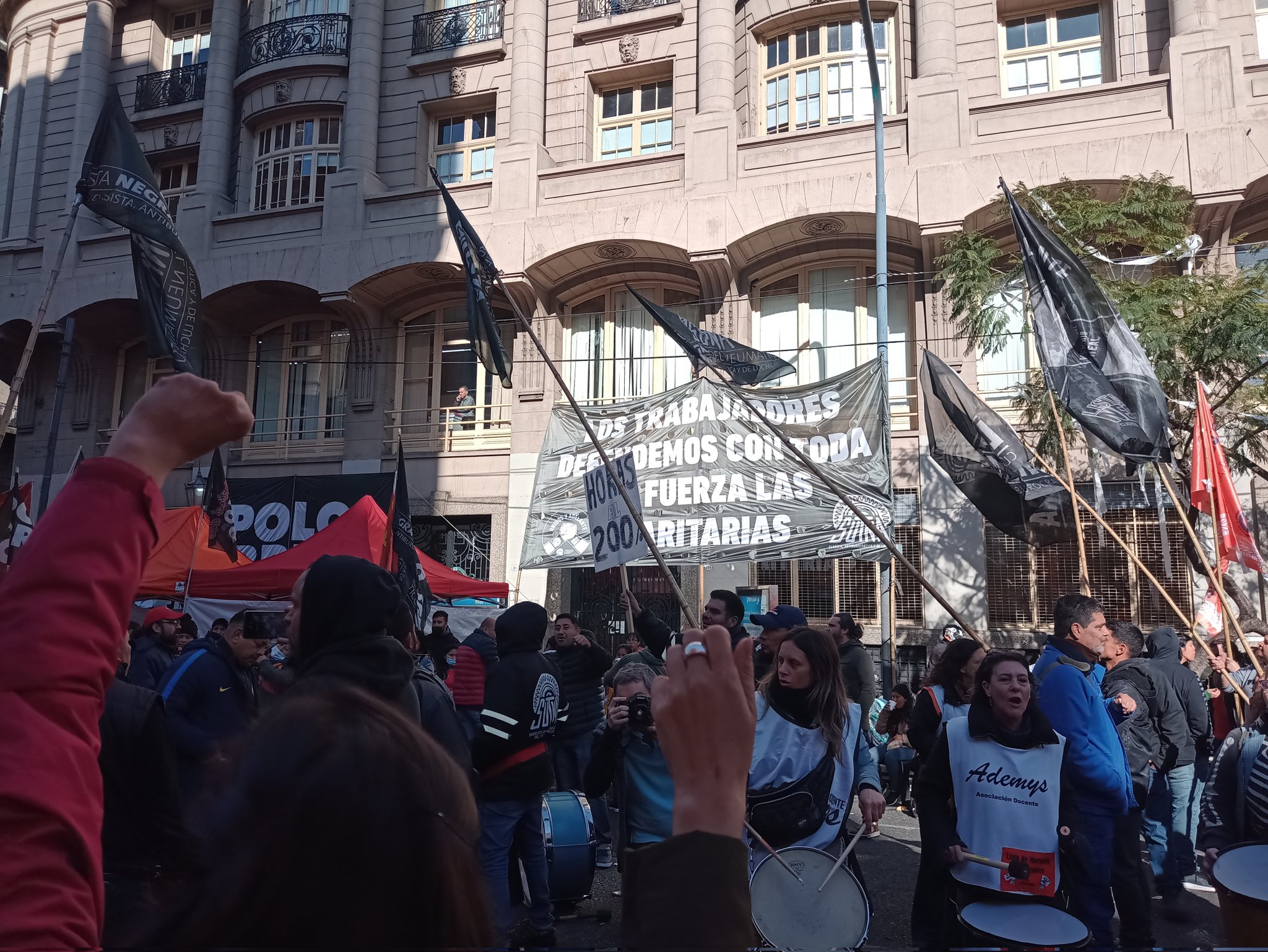 Balvanera: trabajadores del SUTNA protestan en el Ministerio de Trabajo y recibieron apoyo de docentes en paro