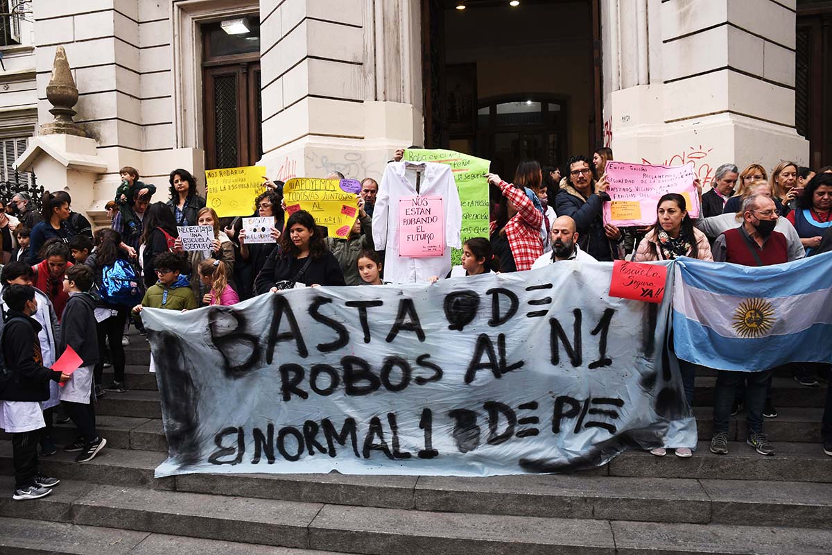 Recoleta: piden más seguridad tras el robo de computadoras y tablets en el edificio del Normal 1