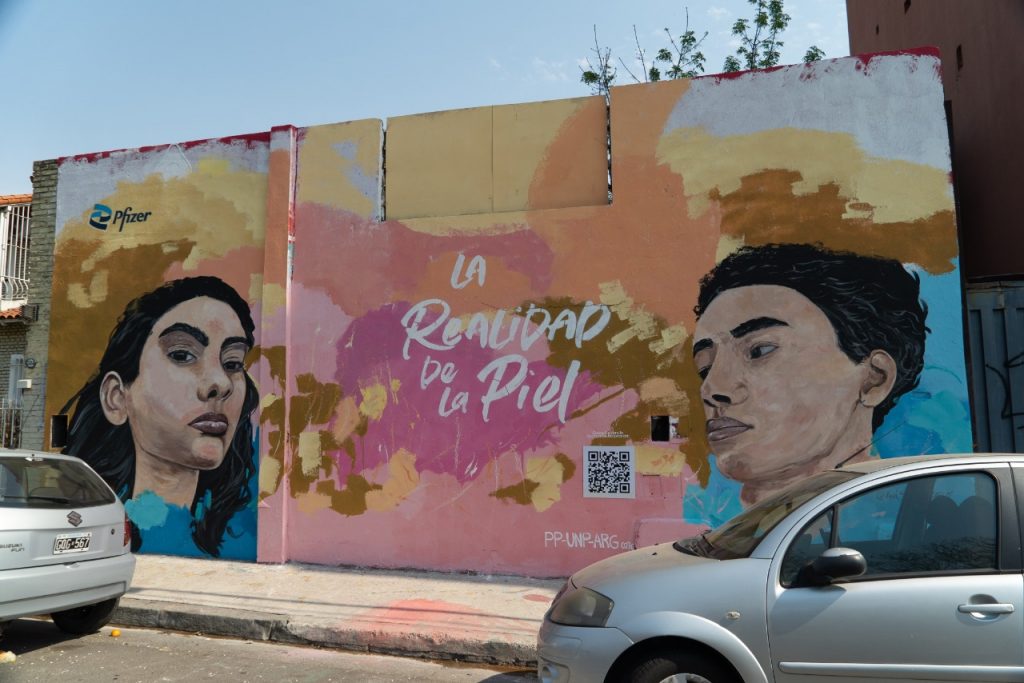 Por impulso de Pfizer, artistas pintaron un mural en Donado y Larralde sobre la Dermatitis Atópica