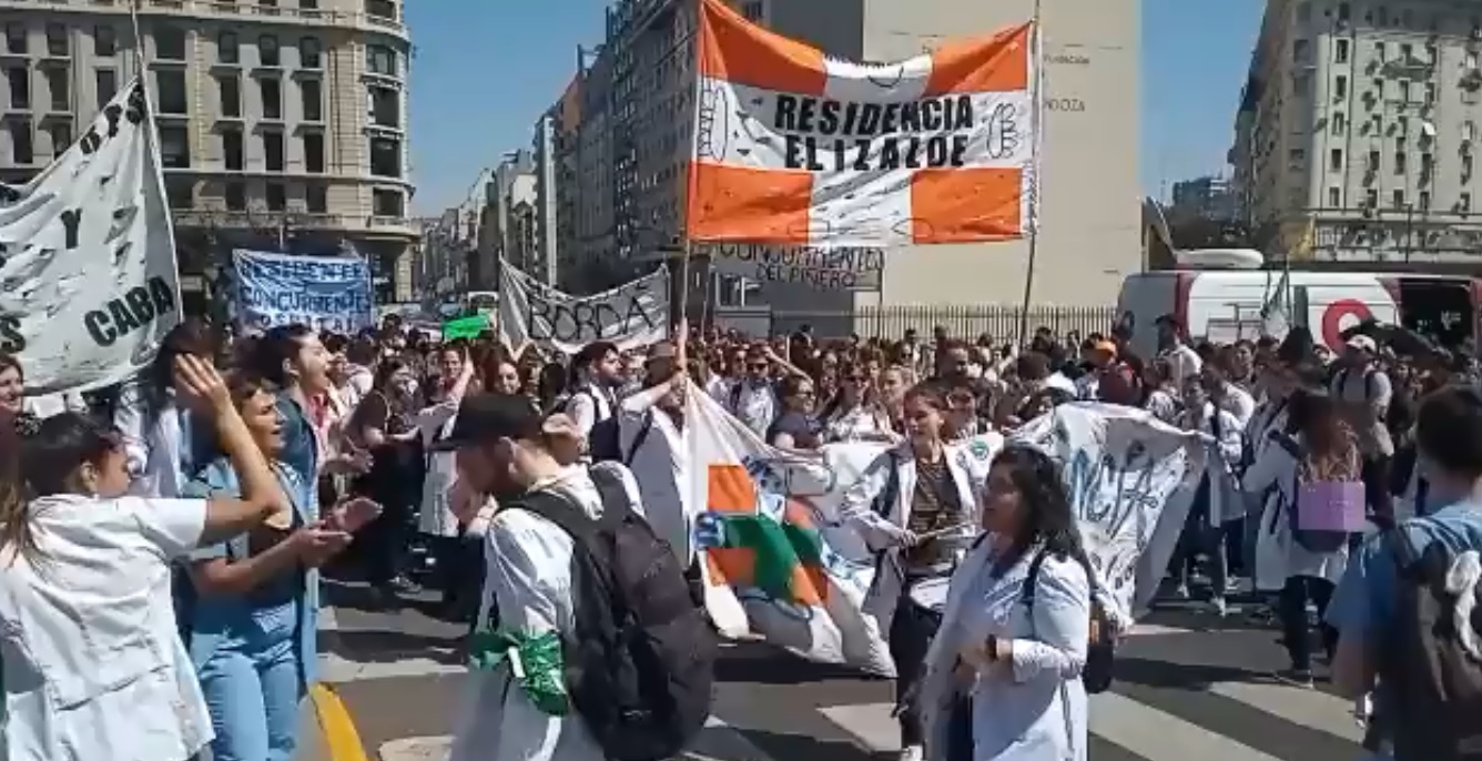 Durante el paro en hospitales, hubo una manifestación de residentes y concurrentes porteños