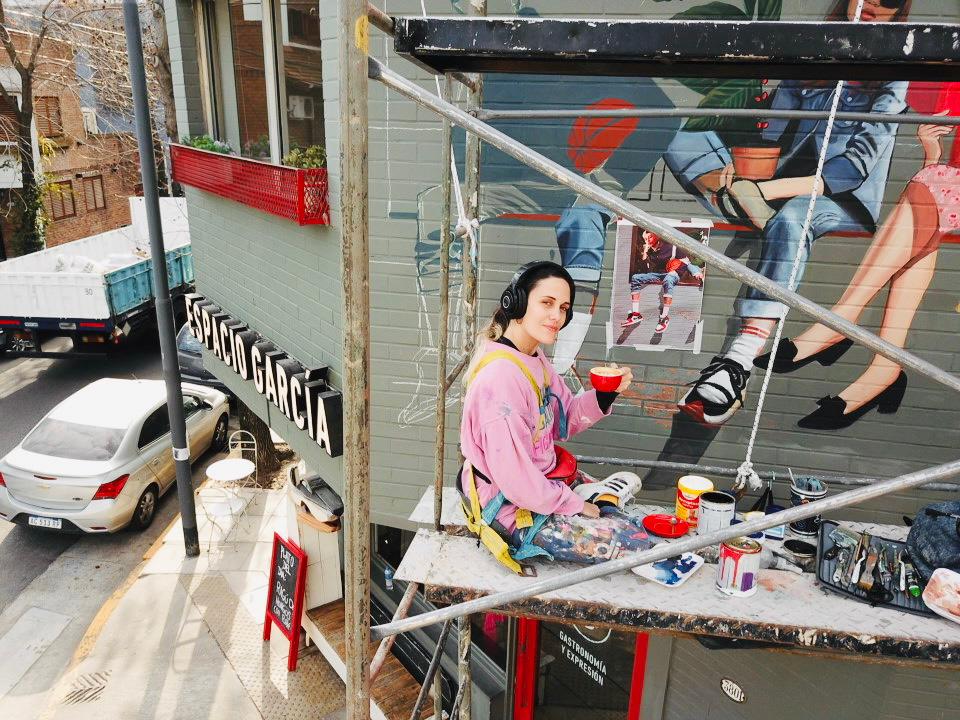 La artista Inés Ayerza pintó un nuevo mural en Espacio García: “La interacción con la gente es de lo más gratificante”
