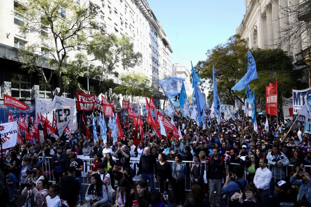 Con una movilización a la Legislatura Porteña, la UTEP presentó un proyecto de Ley de Tierra, Techo y Trabajo para CABA